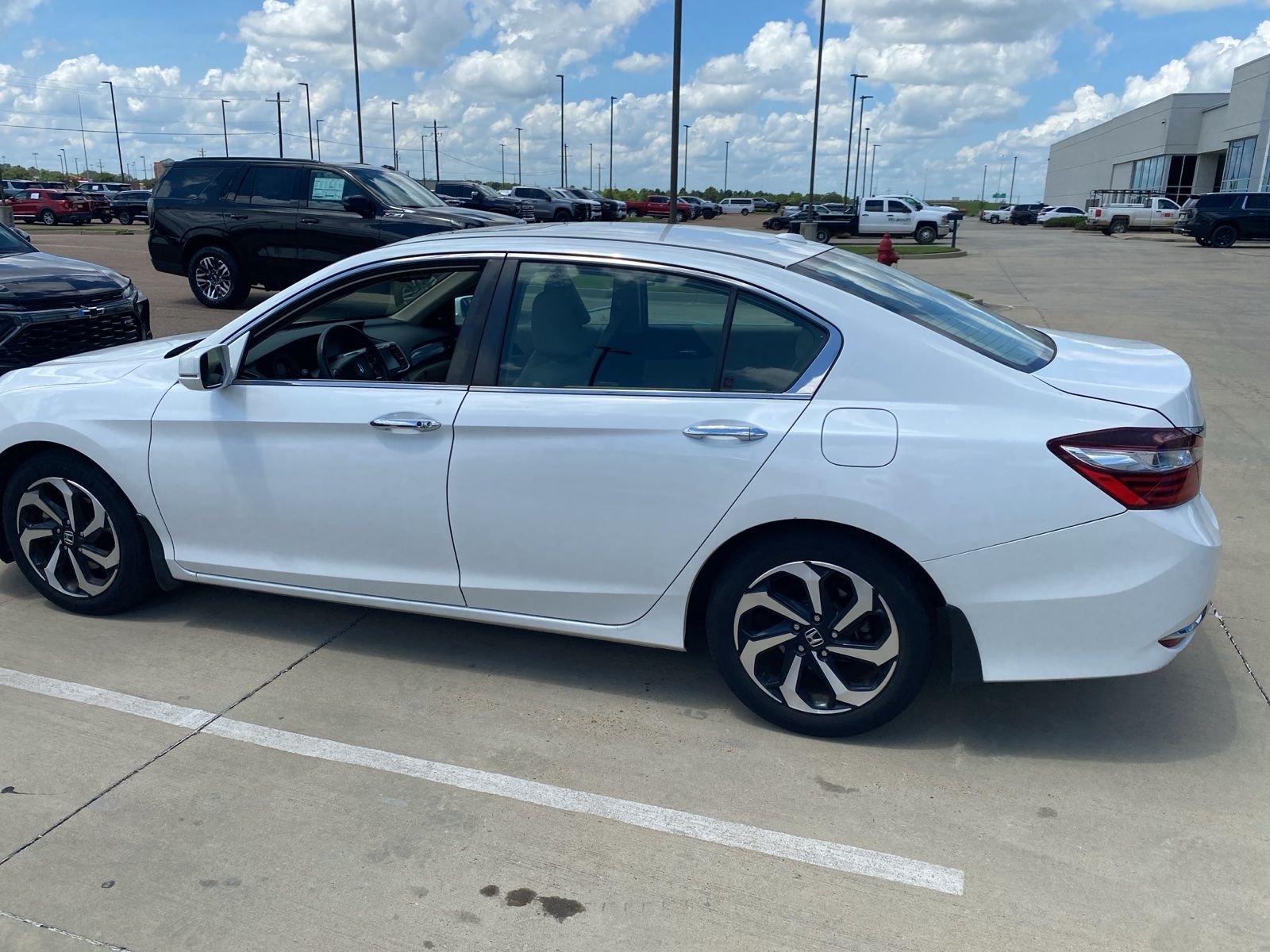 Used 2017 White Honda EX-L image 5