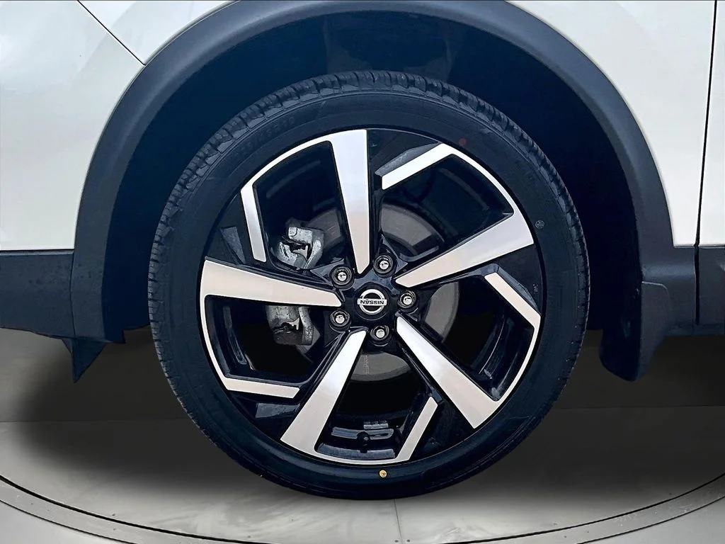 Used 2022 White Nissan SL image 35