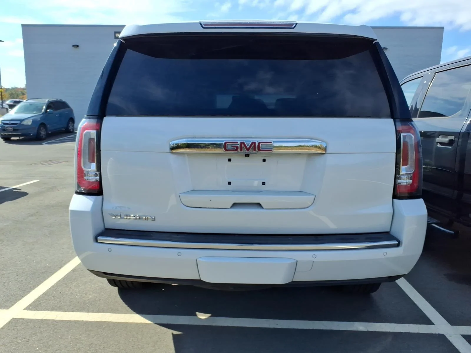 Used 2018 White Frost Tricoat GMC Denali image 15