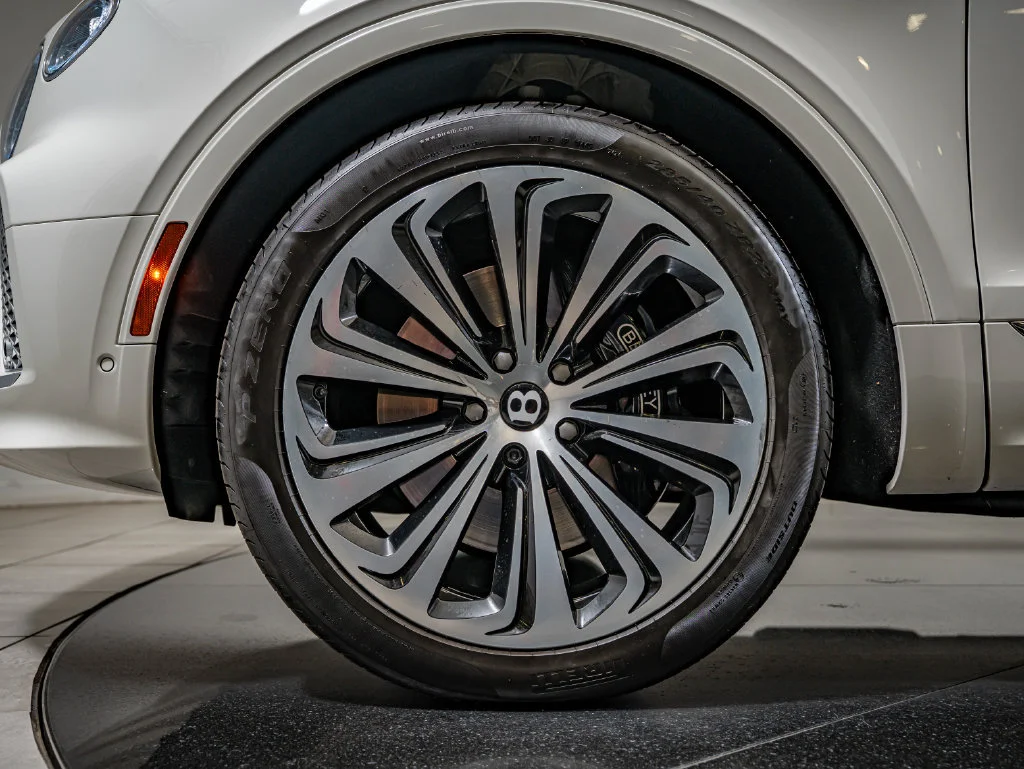 Used 2022 White Bentley V8 image 10