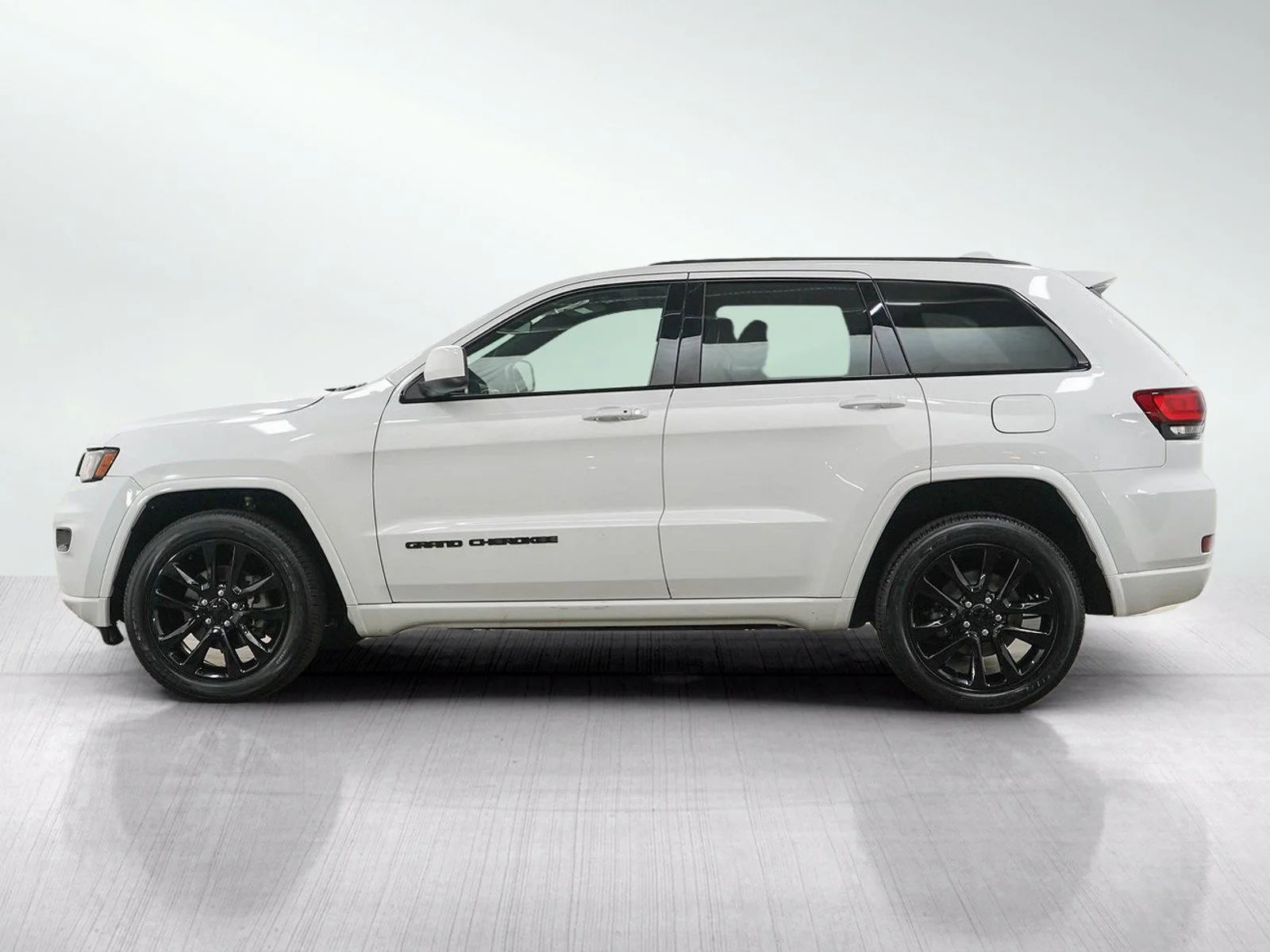 Used 2018 Jeep Grand Cherokee Altitude with VIN 1C4RJFAG4JC466629 for sale in Hopkins, Minnesota