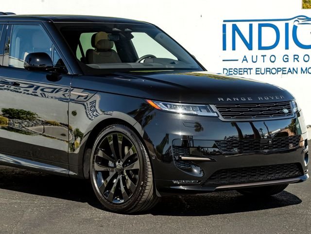 New 2026 Santorini Black Land Rover Dynamic SE image 5