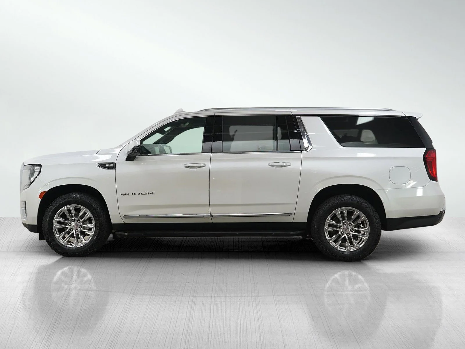 Used 2021 GMC Yukon XL SLT with VIN 1GKS2GKD0MR400528 for sale in Bloomington, Minnesota