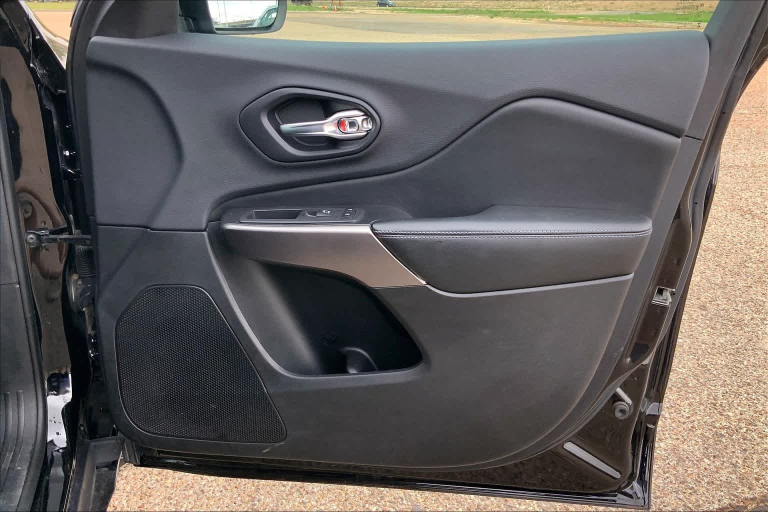 Used 2019 Diamond Black Crystal Pearlcoat Jeep Latitude Plus image 23
