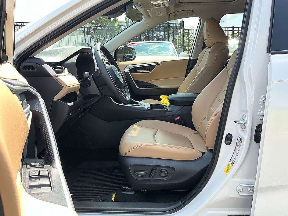 Used 2025 Pearl Toyota XLE Premium image 12