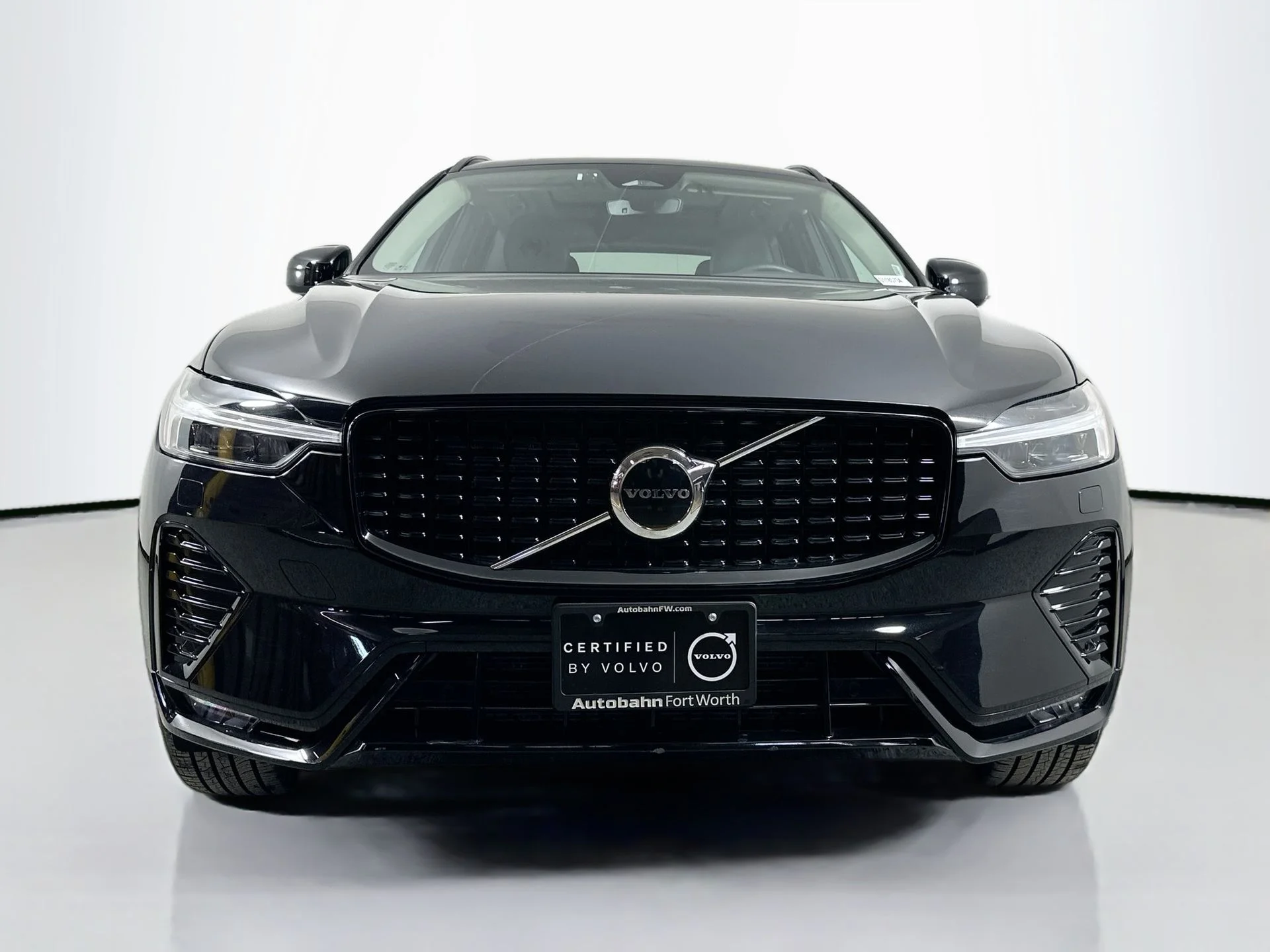 Used 2025 Onyx Black Volvo Core image 2