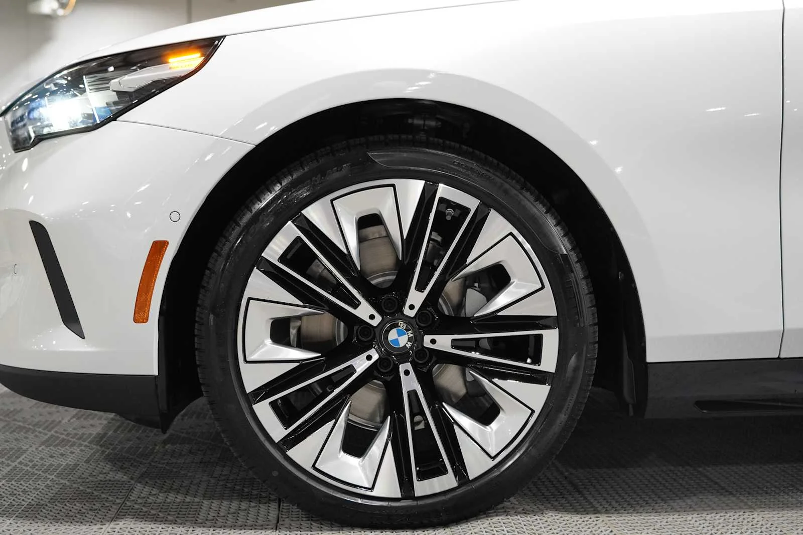 Used 2027 Mineral White Metallic BMW 530i image 7