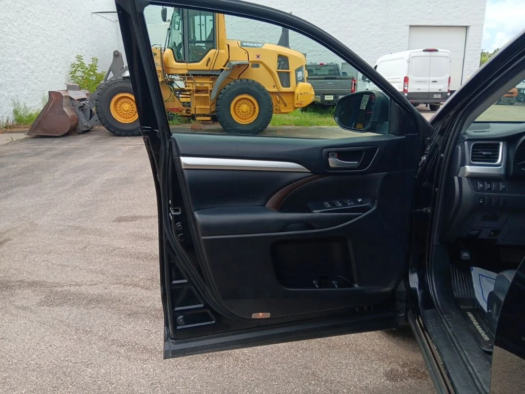 Used 2019 Midnight Black Metallic Toyota XLE image 14