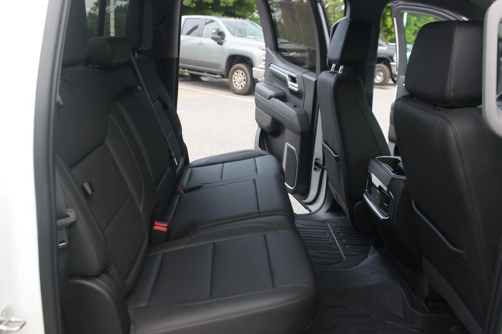 Used 2024 Summit White GMC Elevation image 34