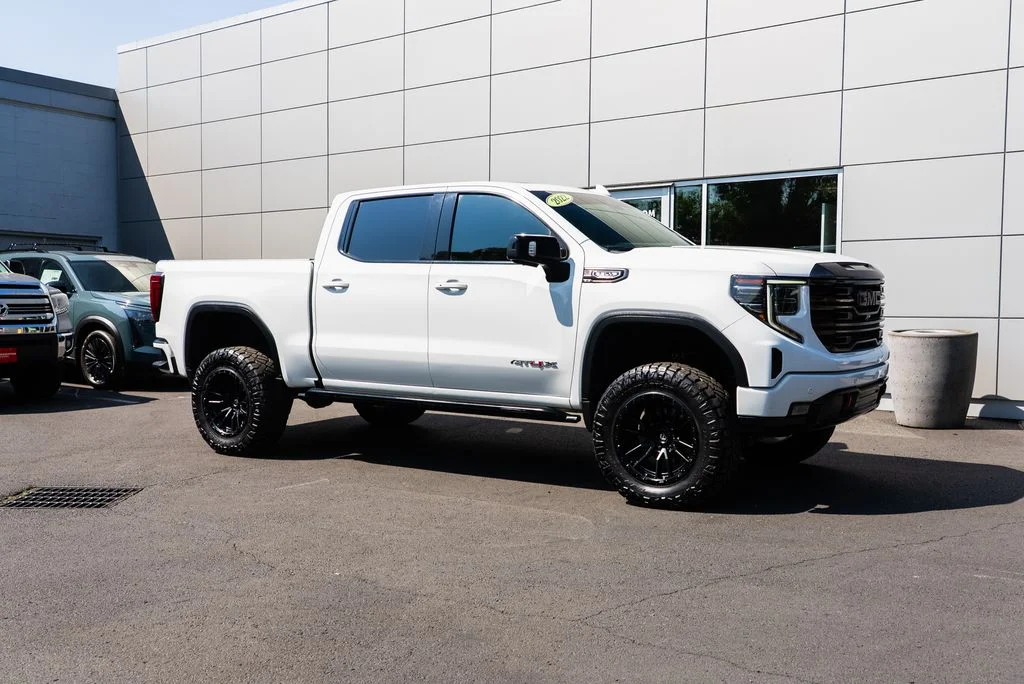Used 2022 White GMC AT4X image 32