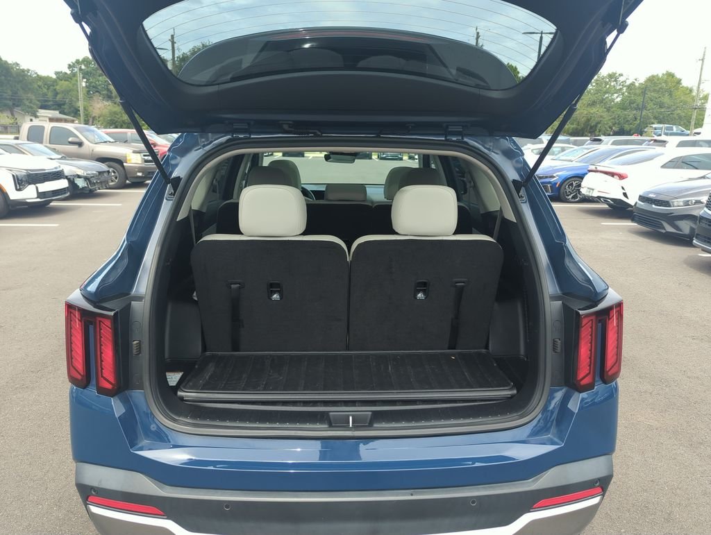 Used 2025 Black Kia S image 31