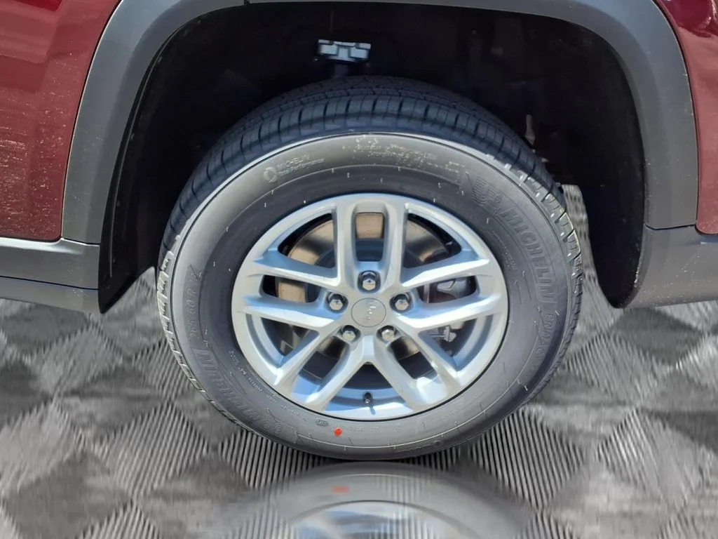 New 2026 Velvet Red Pearl-Coat Exterior Paint Jeep Laredo image 21