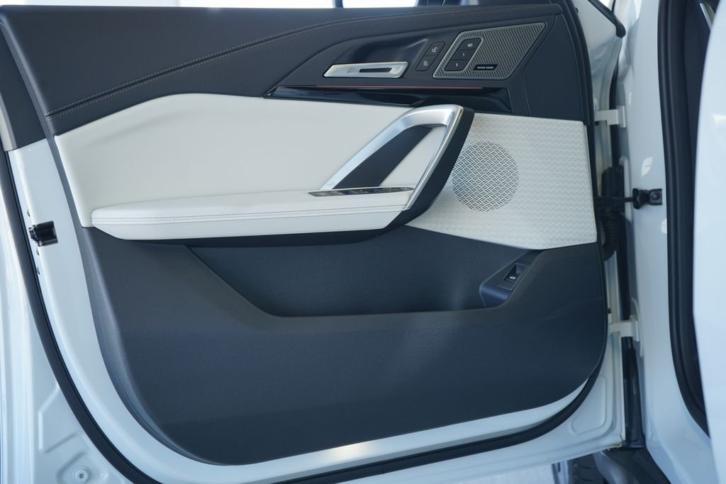Used 2026 Alpine White BMW xDrive28i image 9