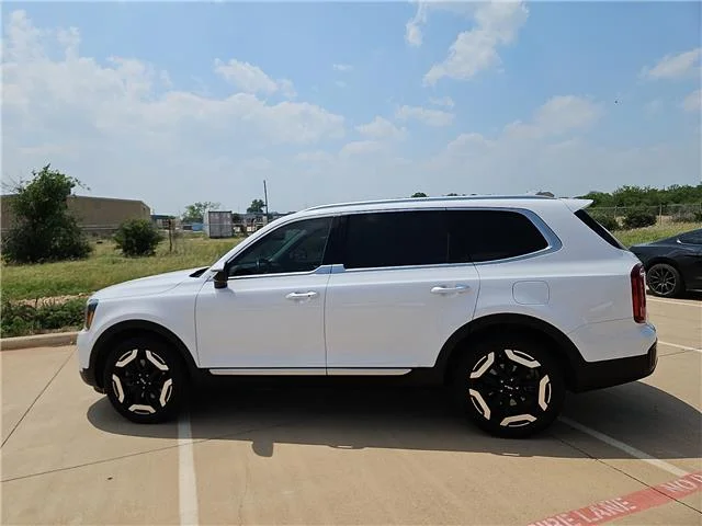 Used 2023 Glacial White Pearl KIA S Front-Wheel Drive image 2