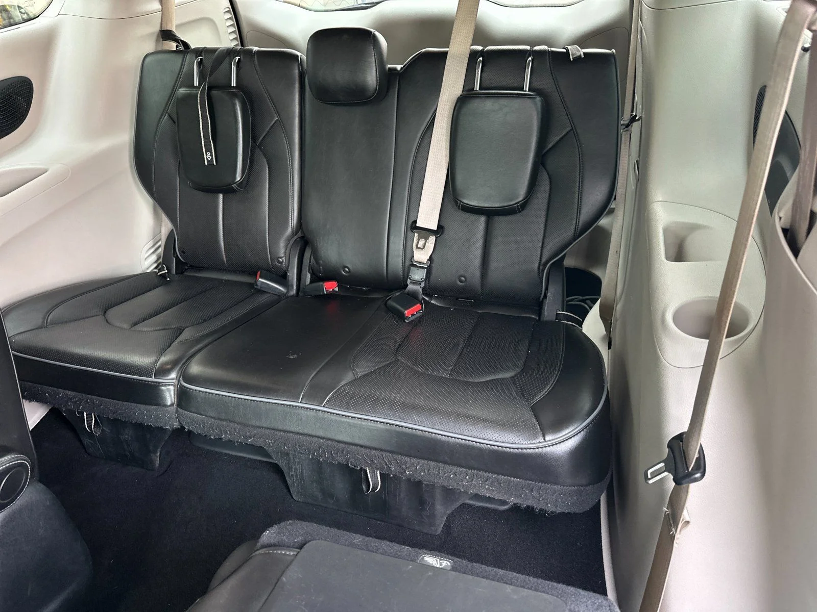Used 2020 Ceramic Gray Clearcoat Chrysler Limited image 15