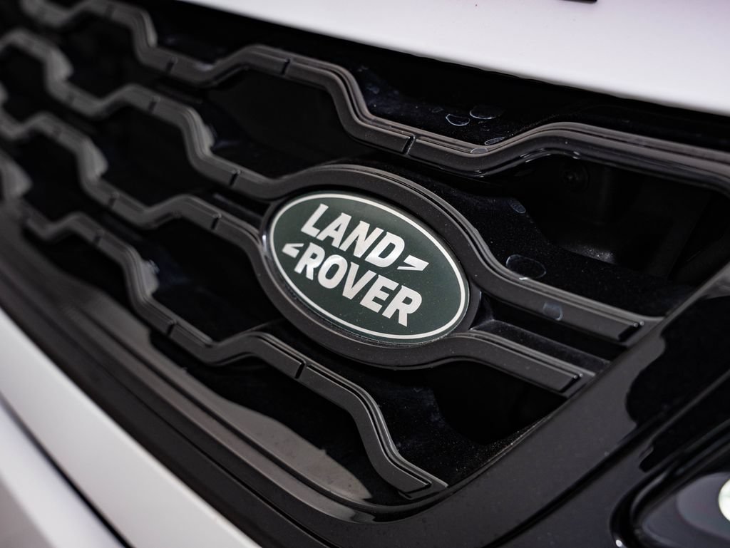 Used 2022 Fuji White Land Rover SE image 3