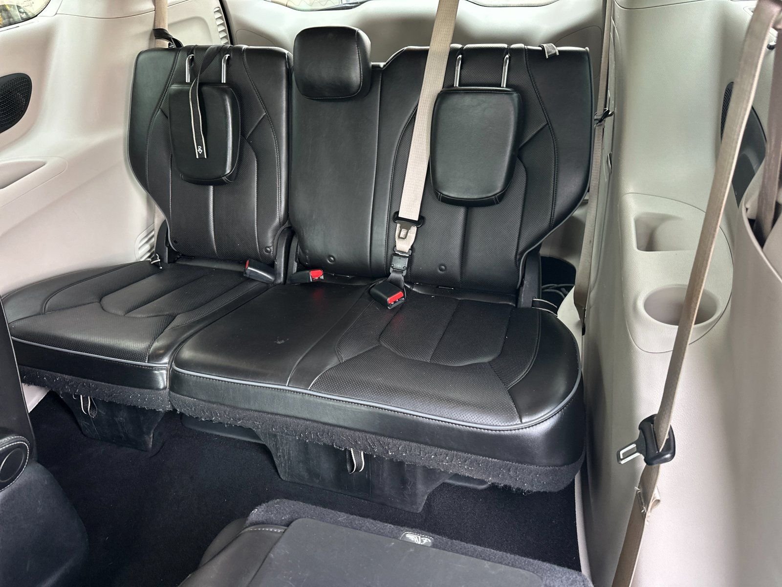 Used 2020 Ceramic Gray Clearcoat Chrysler Limited image 15