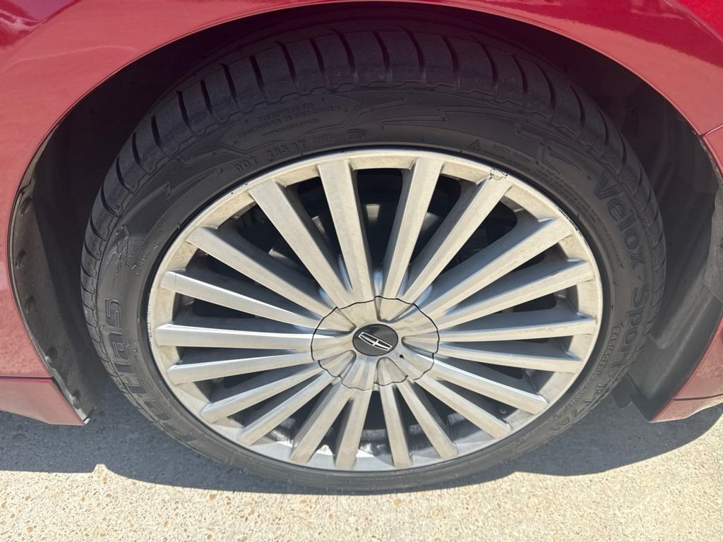 Used 2017 Red Lincoln Reserve image 5