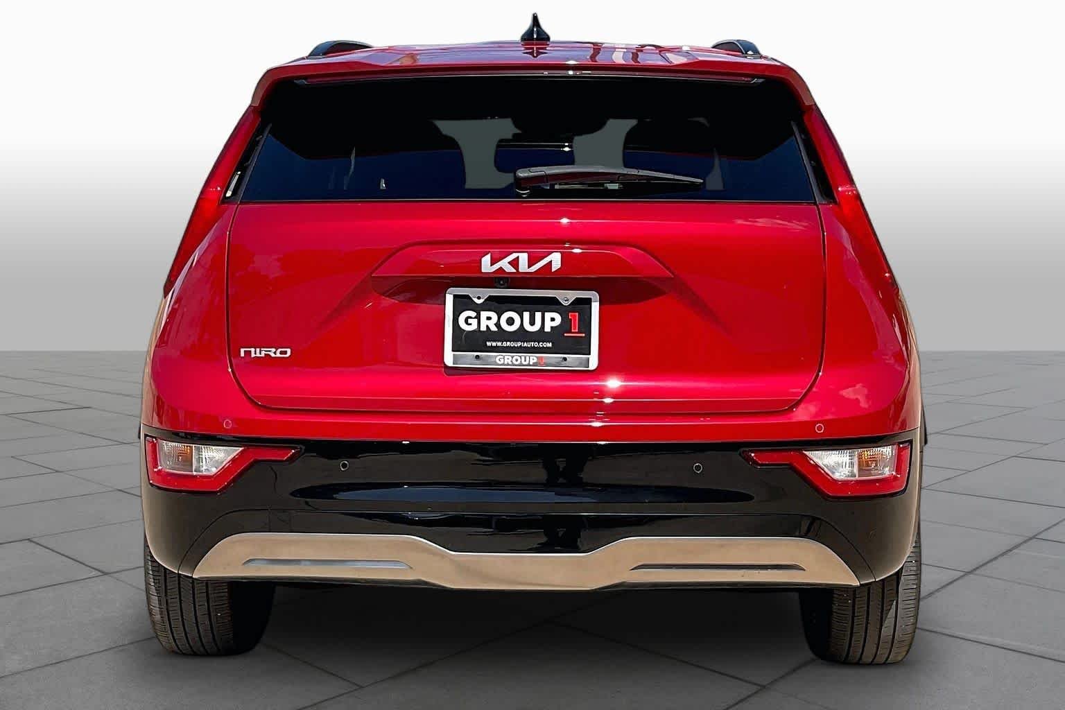 Used 2023 Runway Red Kia Wind image 4