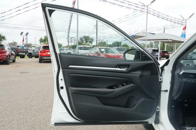 Used 2024 Glacier White Nissan 2.5 SR image 14