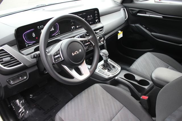 Used 2025 White Kia LX image 3