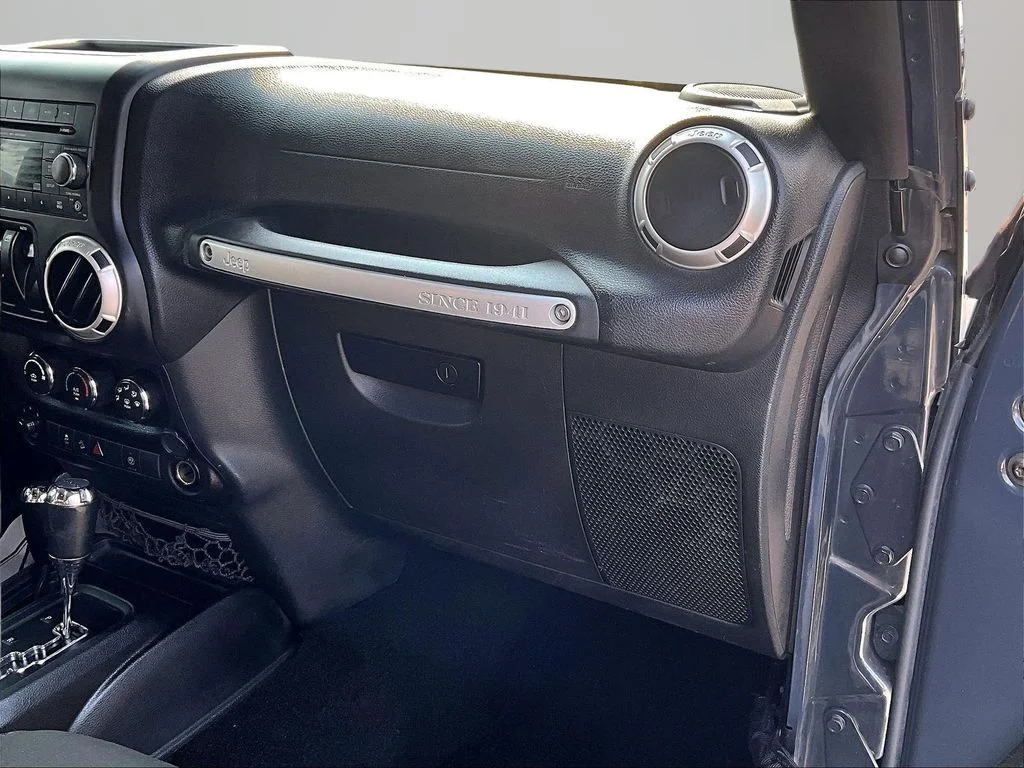 Used 2017 Black Jeep Sahara image 18