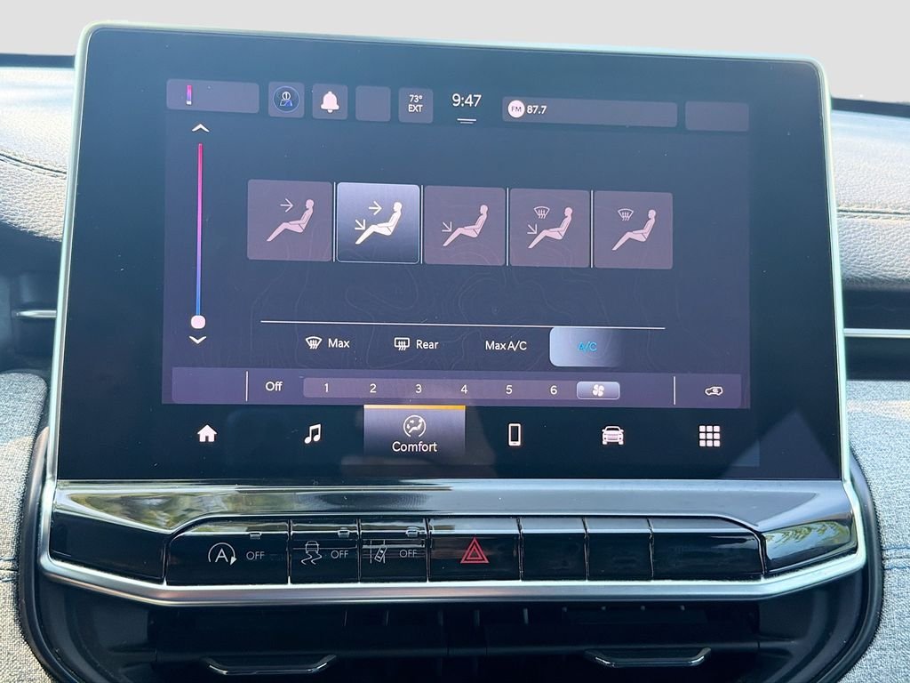 Used 2022 Diamond Black Crystal Pearlcoat Jeep Latitude image 12