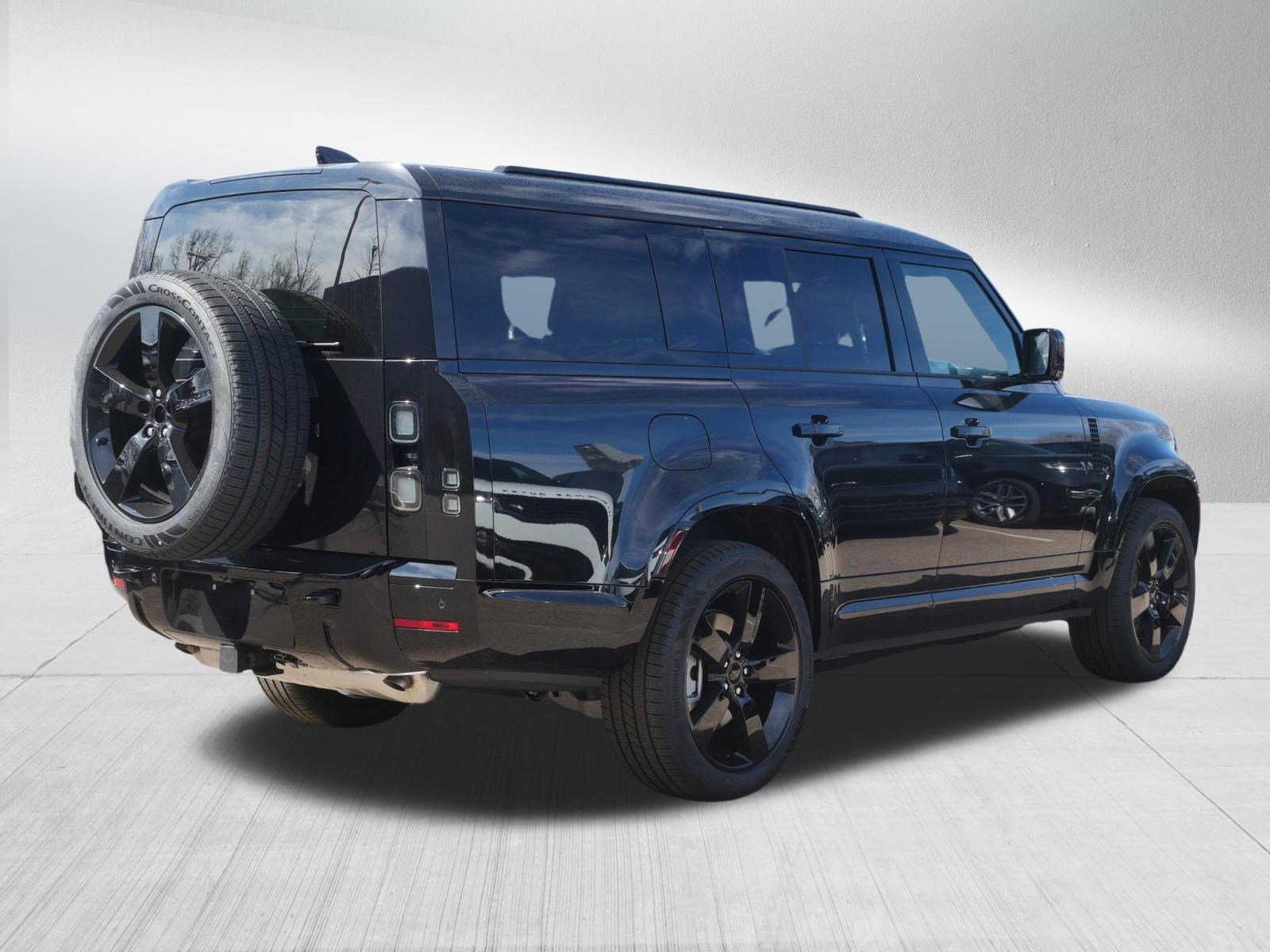 New 2026 Santorini Black Land Rover X-Dynamic SE image 2