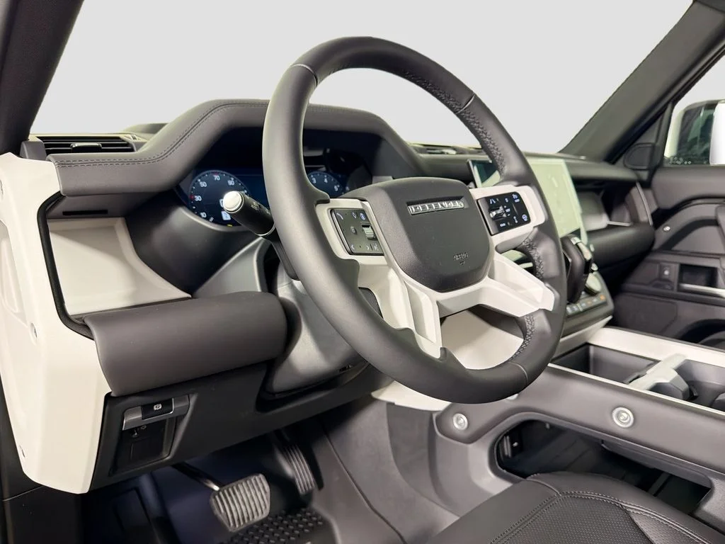 New 2026 Santorini Black Land Rover X-Dynamic SE image 9