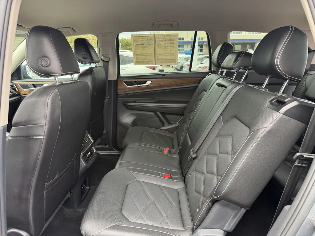 Used 2025  Volkswagen 2.0T SE w/Technology image 26