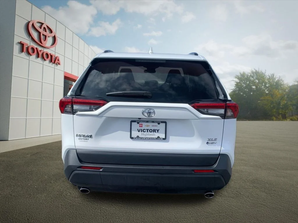 Used 2025 White Toyota XLE image 4