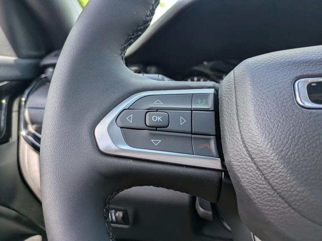 New 2026 Hydro Blue Pearl-Coat Exterior Paint Jeep Latitude image 28