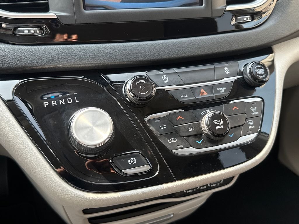 Used 2022 White Chrysler LX image 25