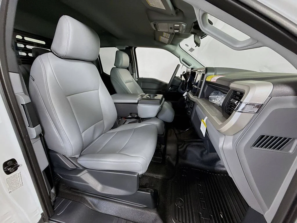 New 2025 Oxford White Ford F-450® XL image 27