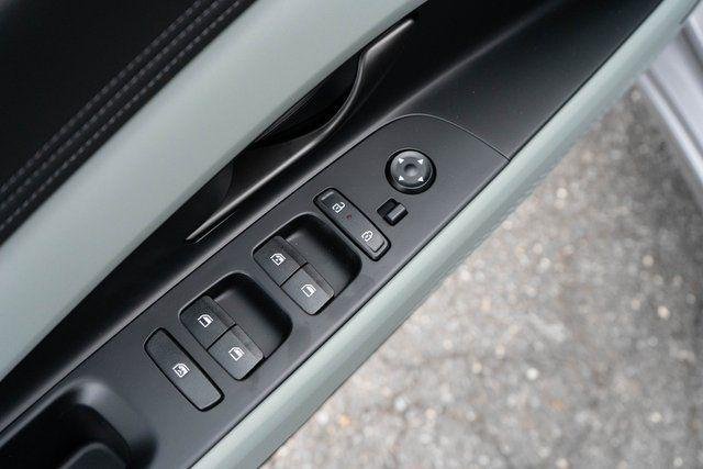 2025 Hyundai Elantra Limited - Photo 14