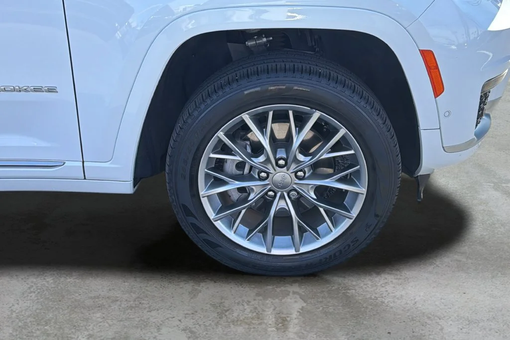 Used 2025  Jeep Summit image 9