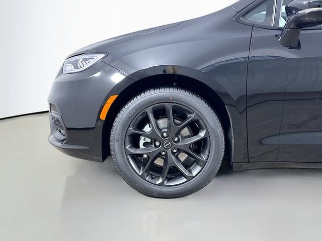 New 2026 Diamond Black Crystal Pearl-Coat Exterior Paint Chrysler Select image 31