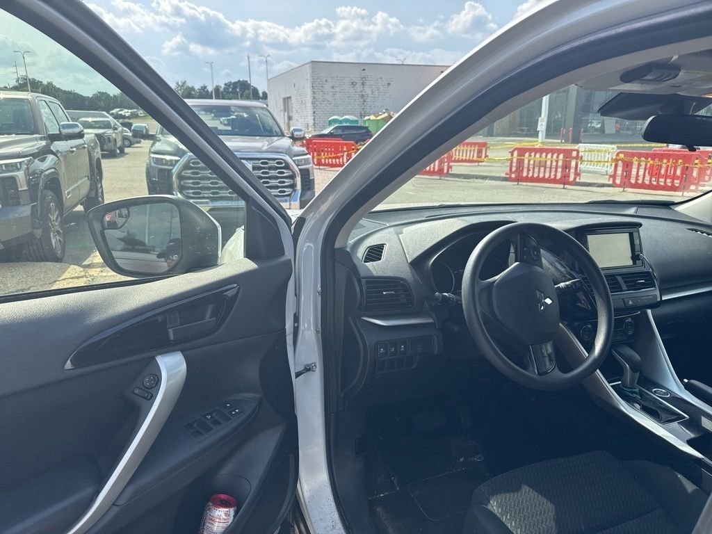Used 2023 Diamond White Mitsubishi ES image 18