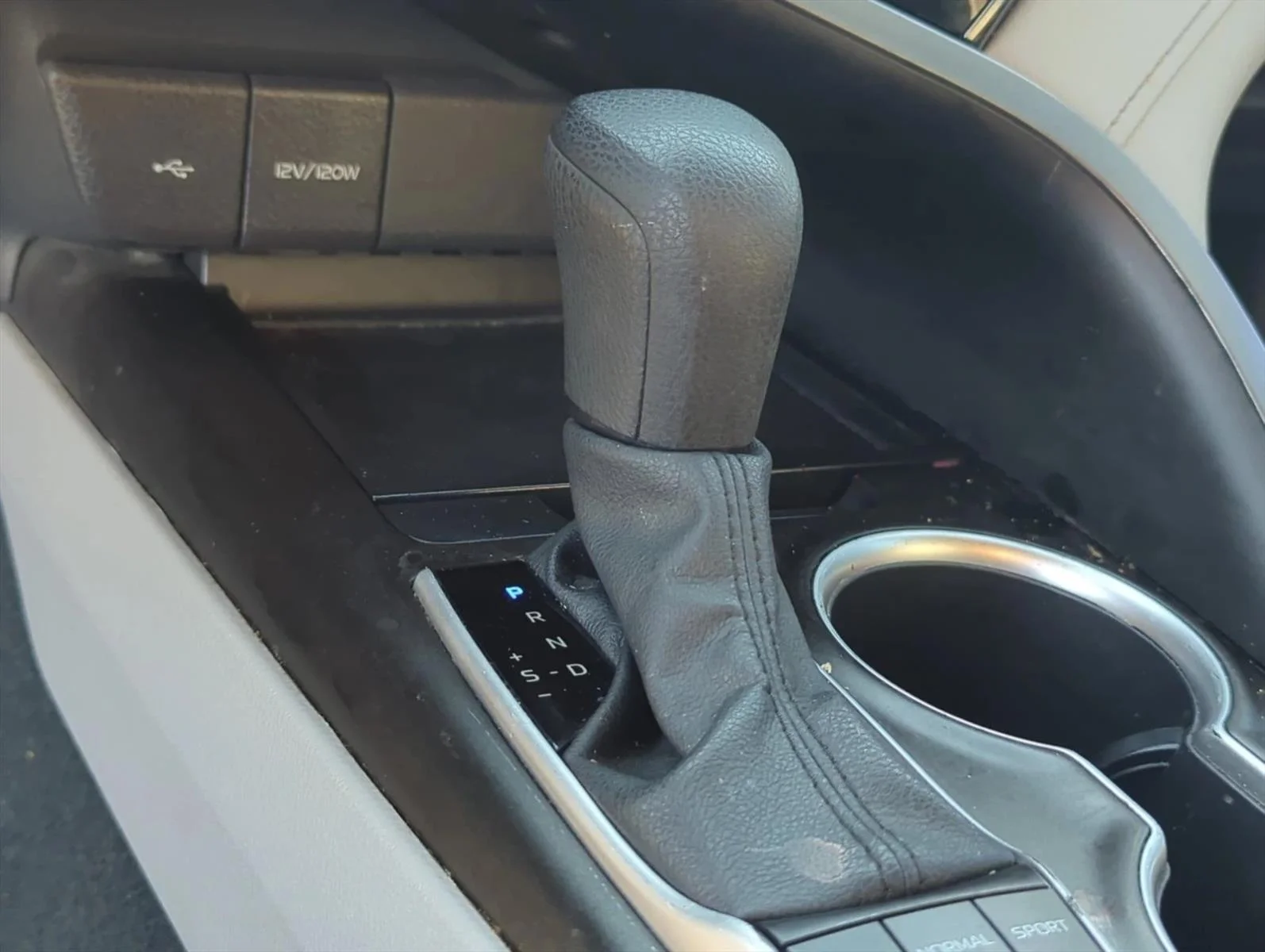 Used 2022 White Toyota LE image 22