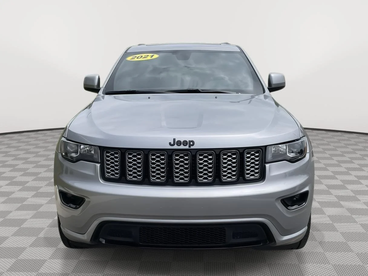 Used 2021 Billet Silver Metallic Clearcoat Jeep Laredo X image 9