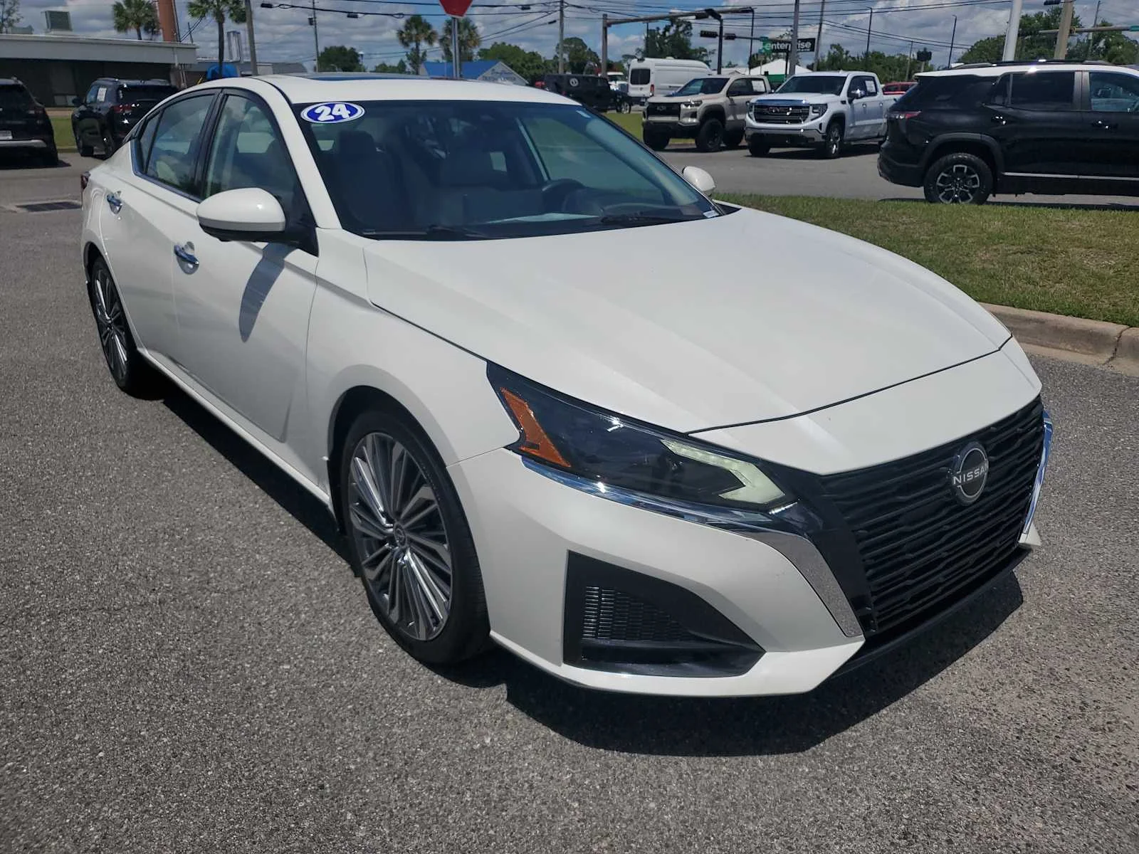 Used 2024 White Nissan 2.5 SL image 8