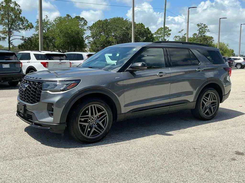Used 2025 Gray Ford ST-Line image 2