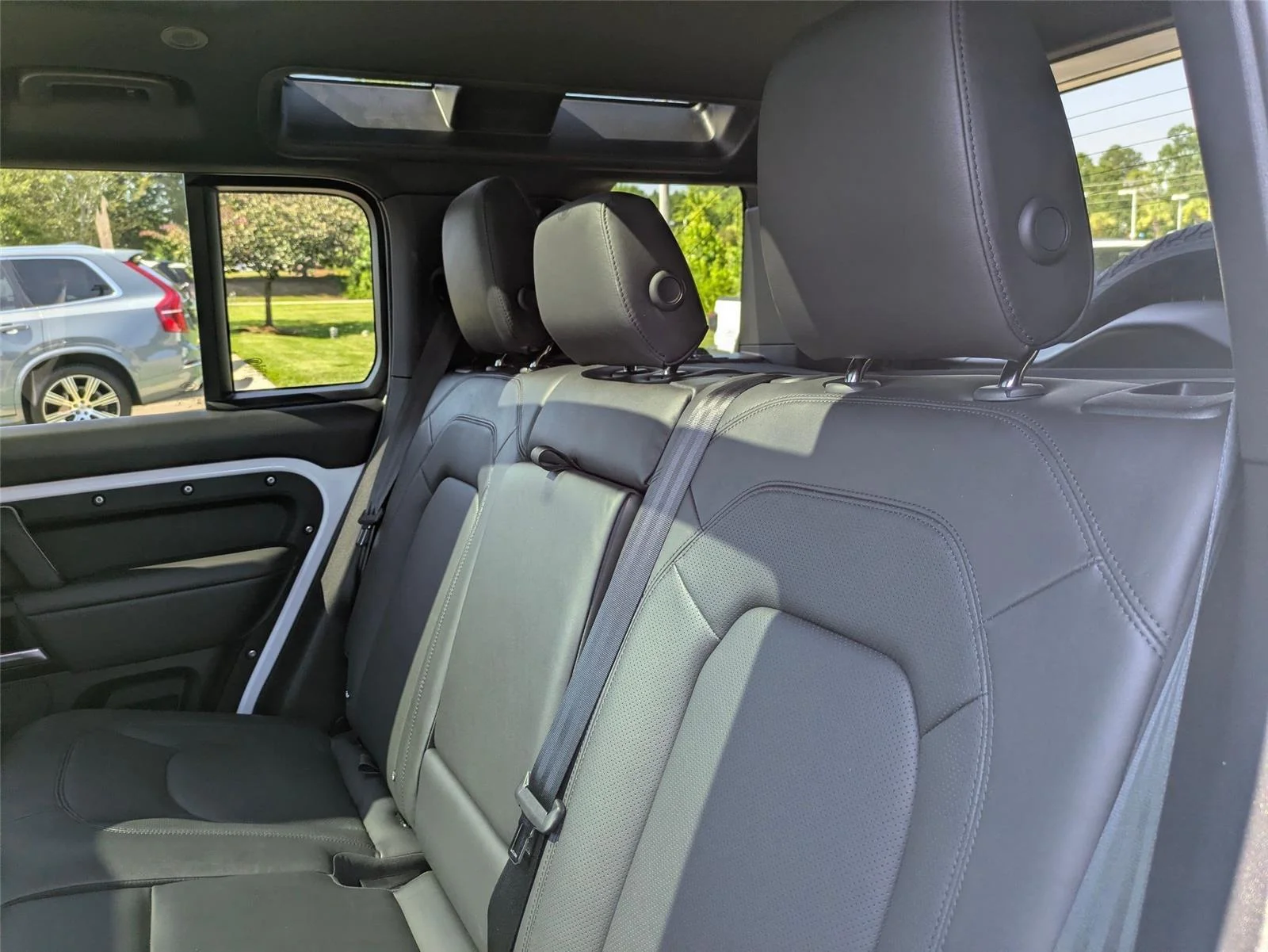 Used 2025 Fuji White Land Rover S image 28