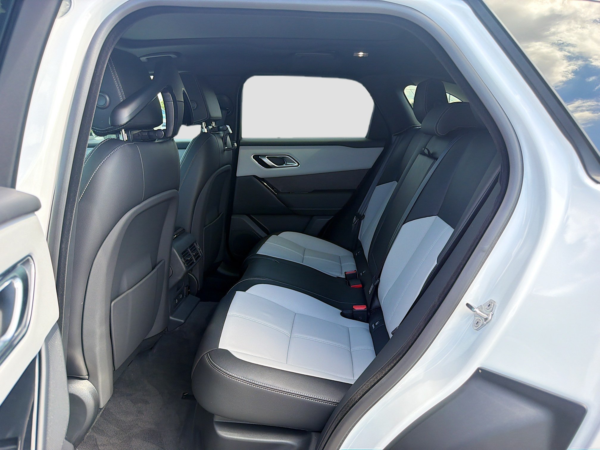 New 2026 Ostuni Pearl White Land Rover Belgravia Edition image 20