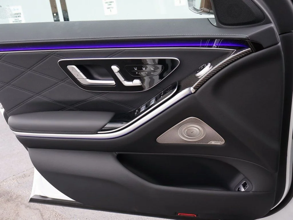 New 2025 MANUFAKTUR Moonlight White Metallic Mercedes-Benz S 63 E AMG® image 40