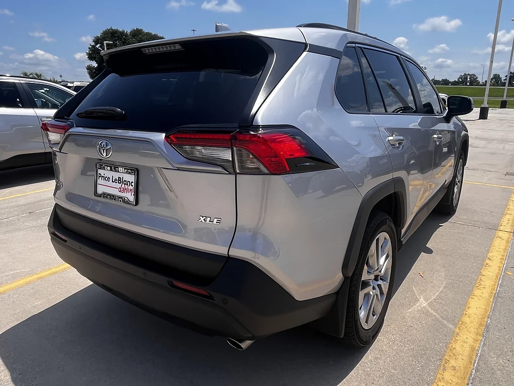 Certified Used 2022 Silver Sky Metallic Toyota XLE Premium image 3