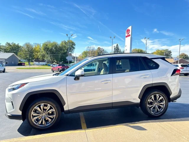 Used 2022 White Toyota XLE Premium image 6