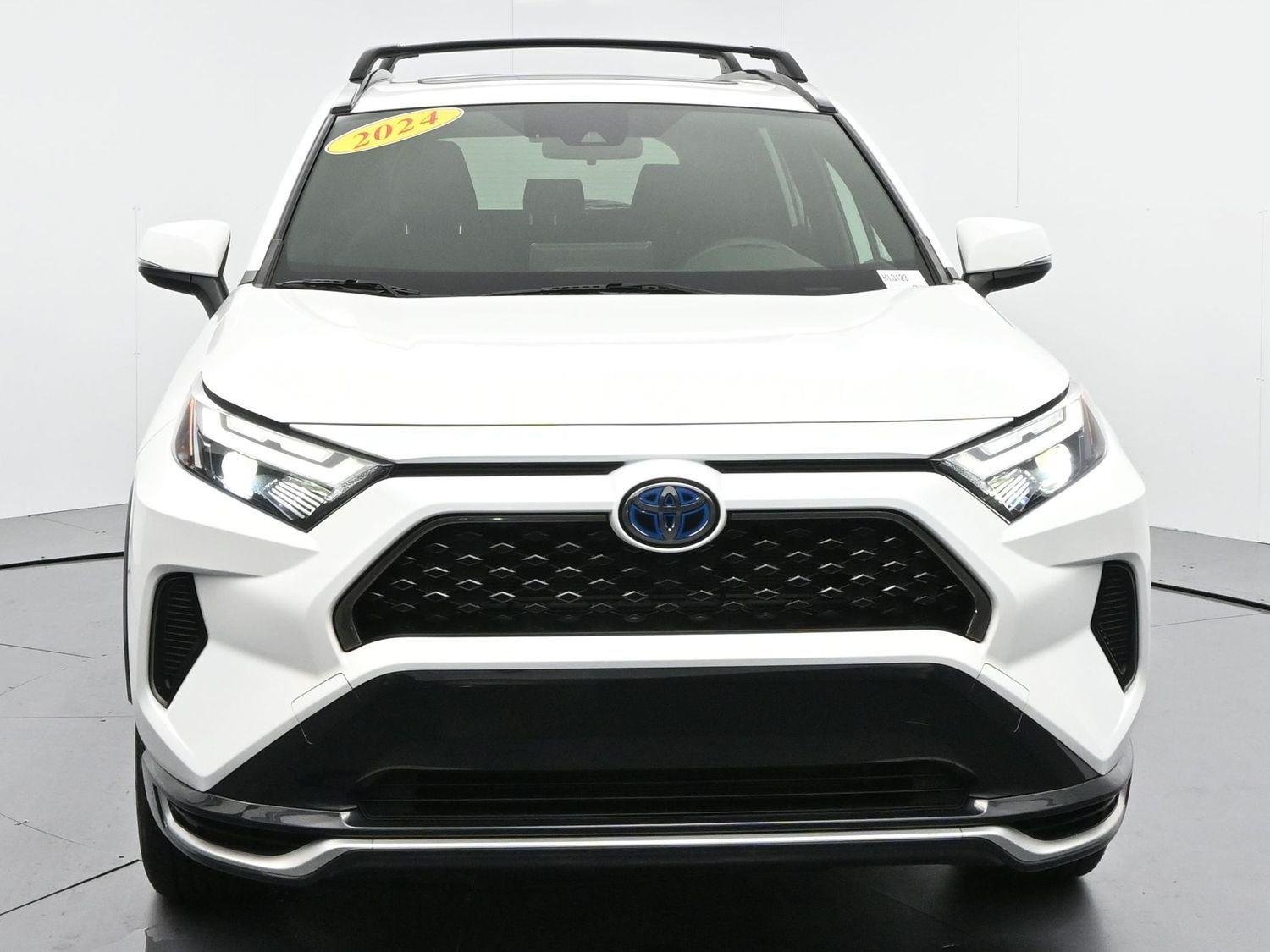 Used 2024 Ice Cap Toyota SE image 2
