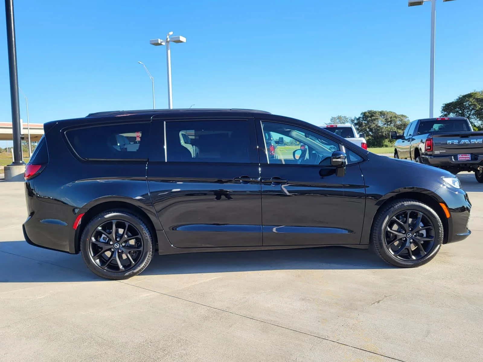 New 2026 Diamond Black Crystal Pearl-Coat Exterior Paint Chrysler Limited image 6
