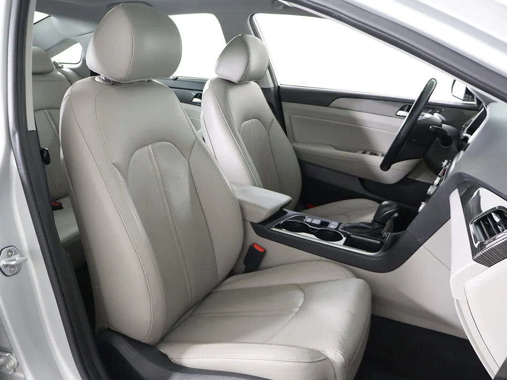 Used 2019 Silver Hyundai Limited image 33